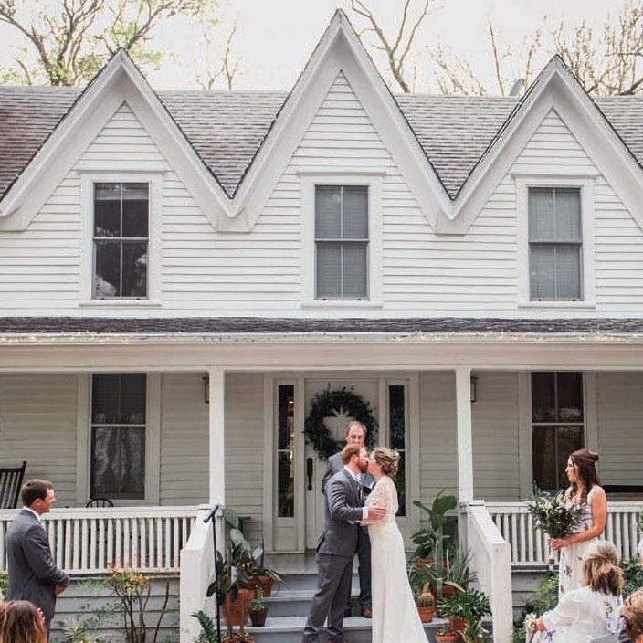 making-it-memorable-11b Bride and Groom Kiss